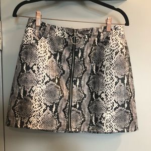 snakeskin zip up mini skirt!!✨✨